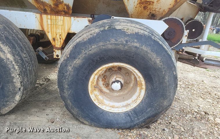 image for item MJ9040 Willmar  Super 600 narrow track  spreader