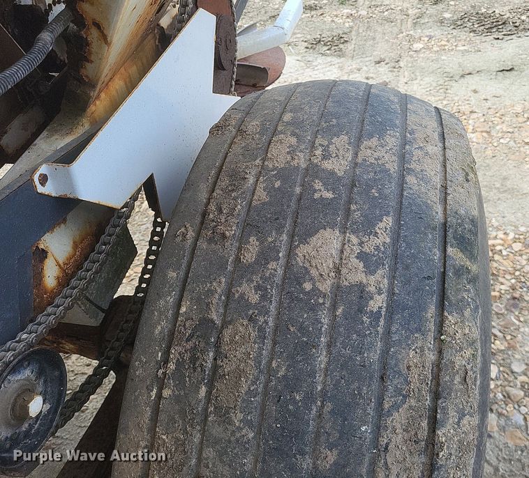 image for item MJ9040 Willmar  Super 600 narrow track  spreader