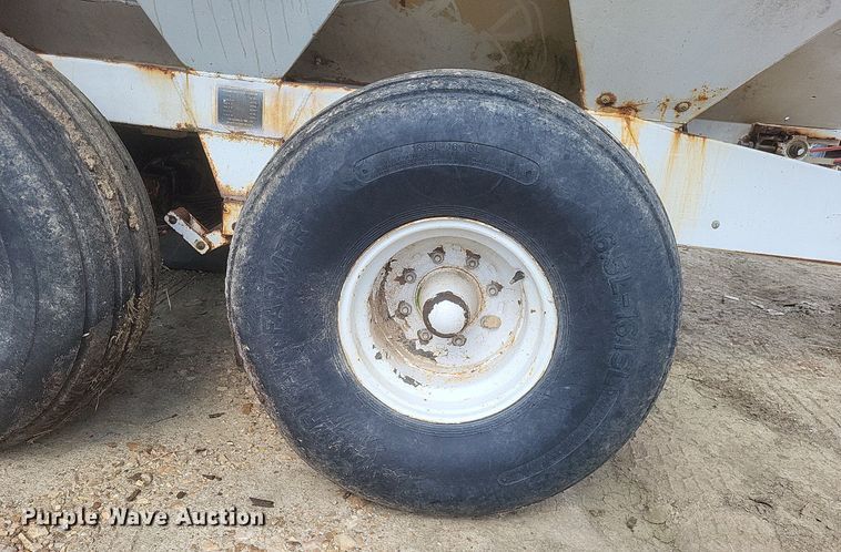 image for item MJ9040 Willmar  Super 600 narrow track  spreader