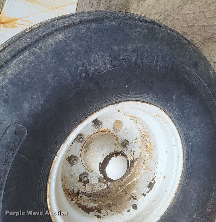 image for item MJ9040 Willmar  Super 600 narrow track  spreader