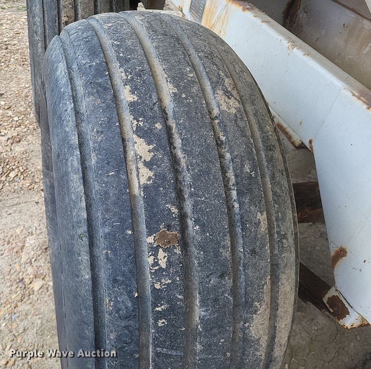 image for item MJ9040 Willmar  Super 600 narrow track  spreader