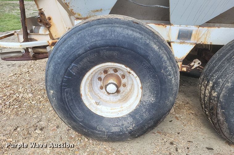 image for item MJ9040 Willmar  Super 600 narrow track  spreader