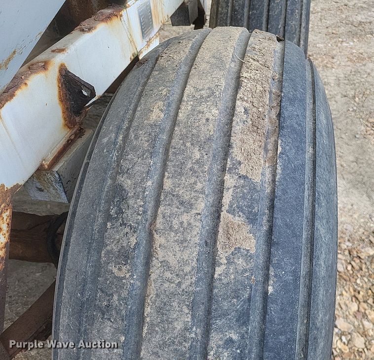 image for item MJ9040 Willmar  Super 600 narrow track  spreader