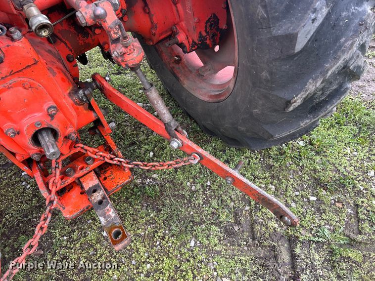 image for item MO9211 1974 Case 885 tractor