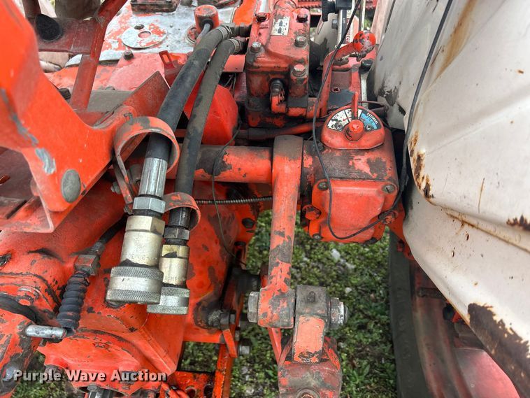 image for item MO9211 1974 Case 885 tractor