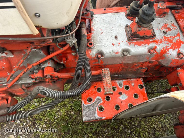 image for item MO9211 1974 Case 885 tractor