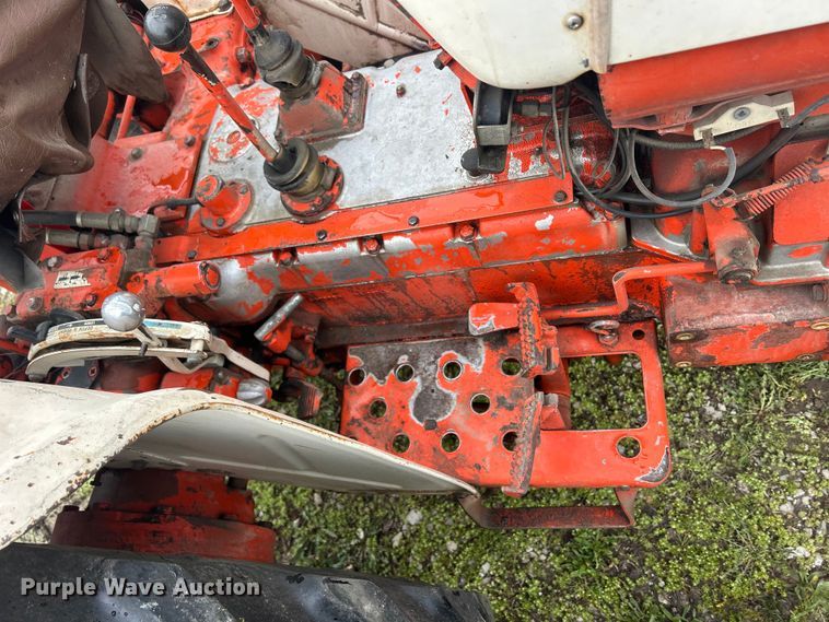 image for item MO9211 1974 Case 885 tractor