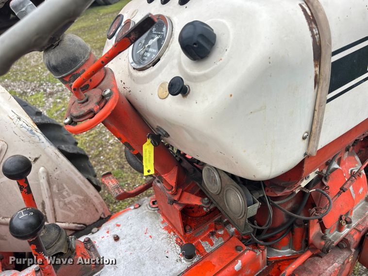 image for item MO9211 1974 Case 885 tractor