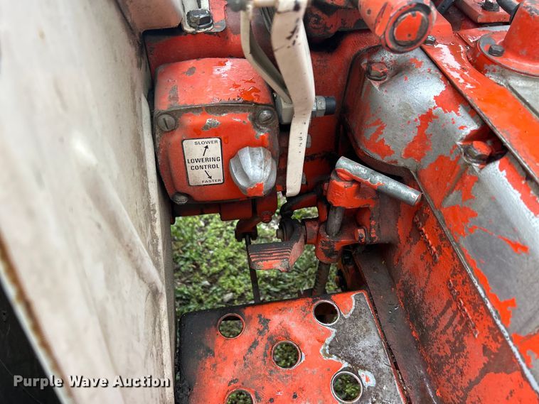 image for item MO9211 1974 Case 885 tractor