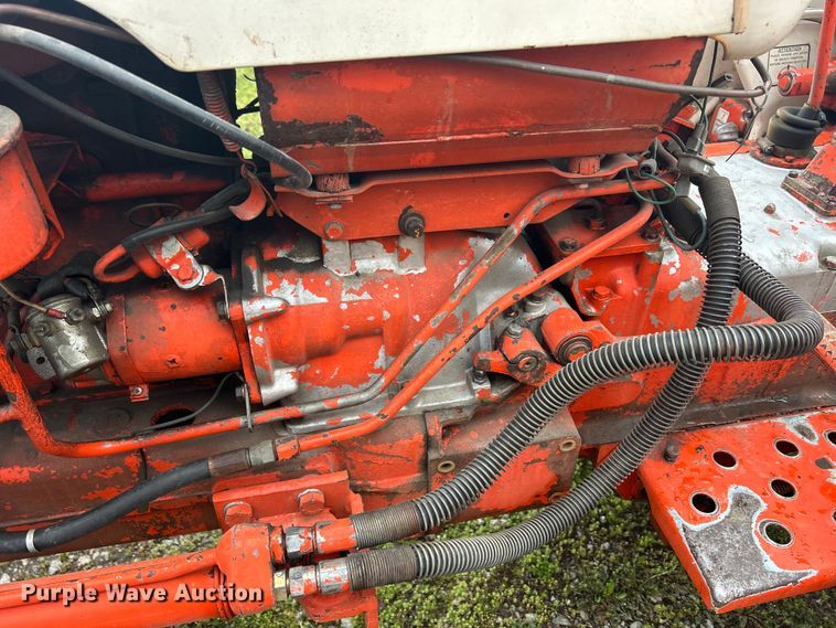 image for item MO9211 1974 Case 885 tractor