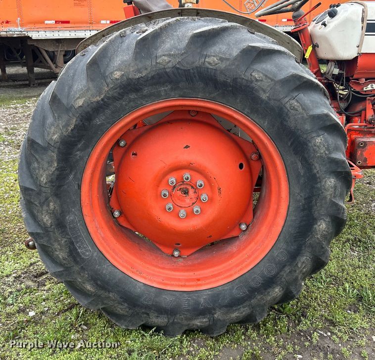 image for item MO9211 1974 Case 885 tractor