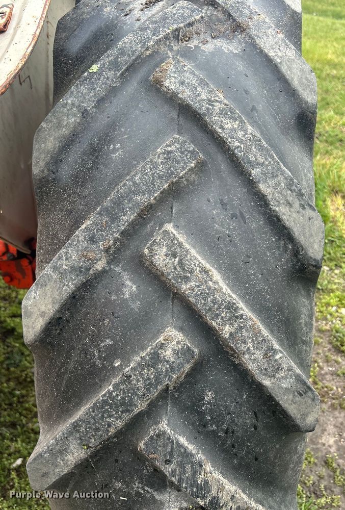 image for item MO9211 1974 Case 885 tractor