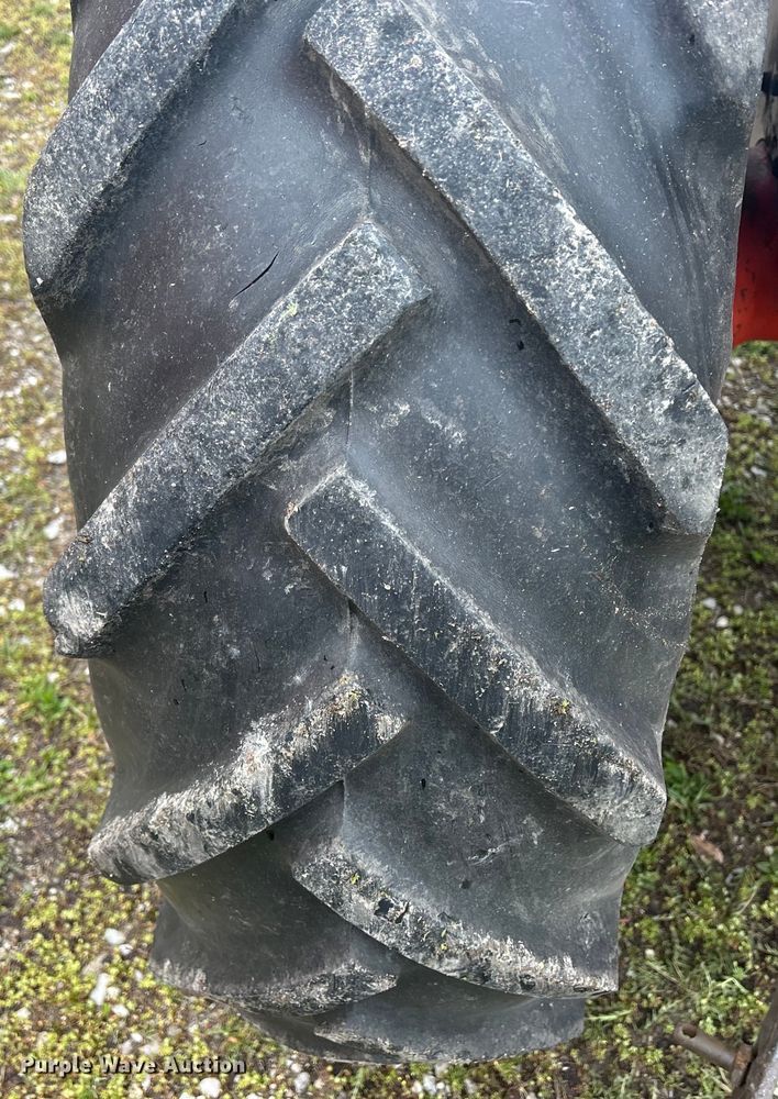 image for item MO9211 1974 Case 885 tractor