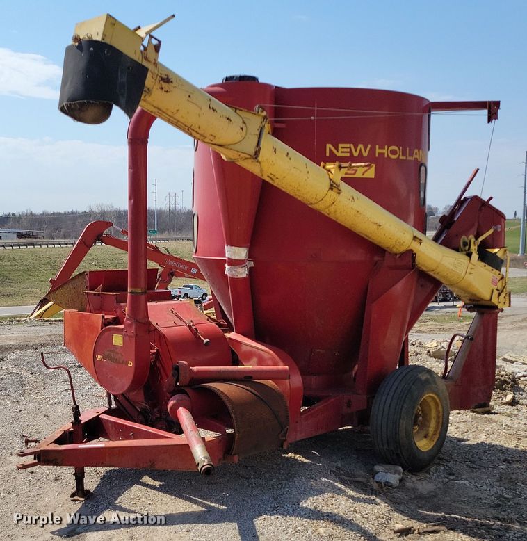 image for item MQ9698 New Holland 357 feed grinder/mixer