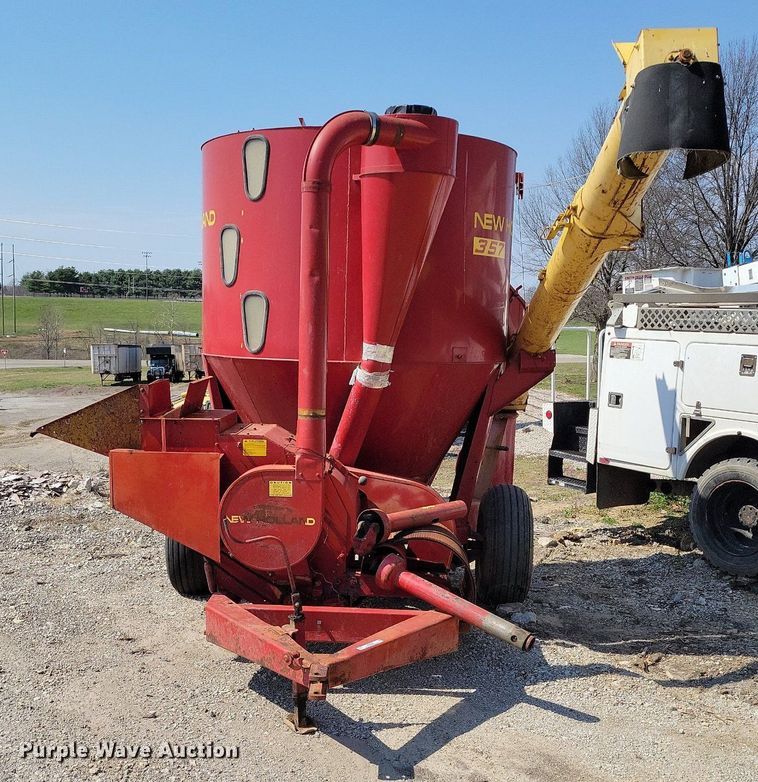 image for item MQ9698 New Holland 357 feed grinder/mixer