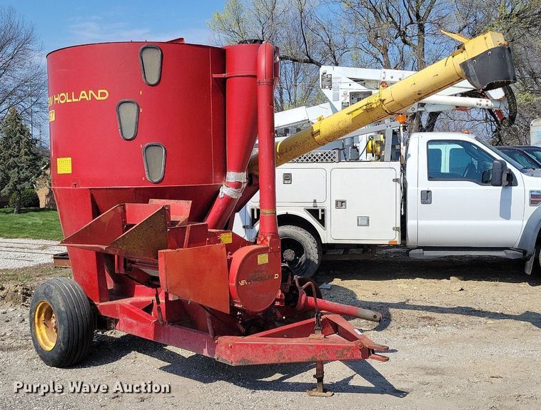 image for item MQ9698 New Holland 357 feed grinder/mixer