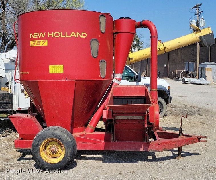 image for item MQ9698 New Holland 357 feed grinder/mixer