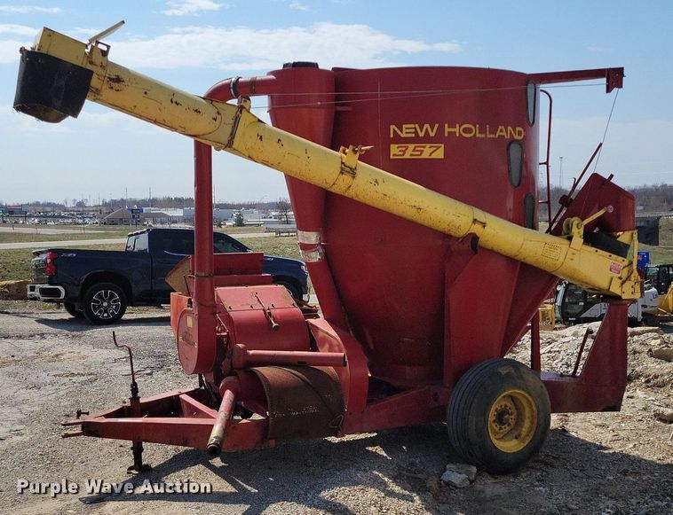image for item MQ9698 New Holland 357 feed grinder/mixer