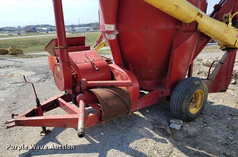 image for item MQ9698 New Holland 357 feed grinder/mixer