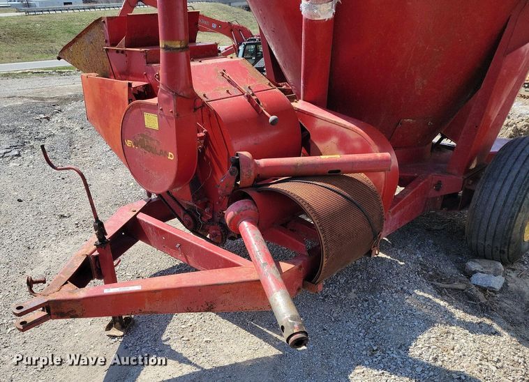 image for item MQ9698 New Holland 357 feed grinder/mixer