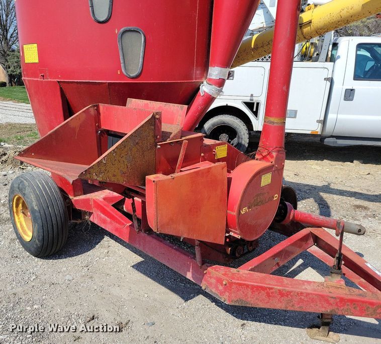 image for item MQ9698 New Holland 357 feed grinder/mixer