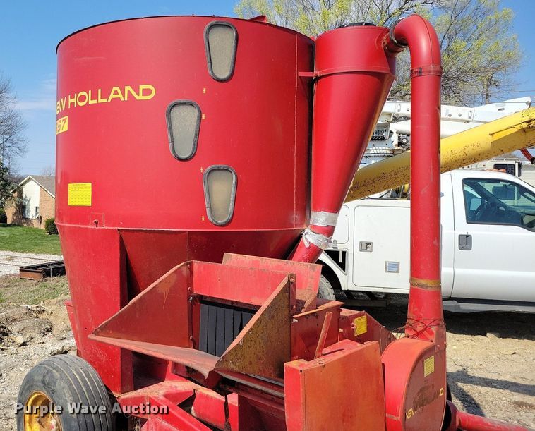 image for item MQ9698 New Holland 357 feed grinder/mixer
