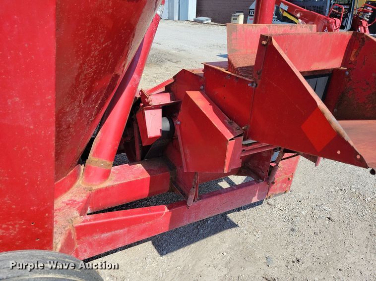 image for item MQ9698 New Holland 357 feed grinder/mixer