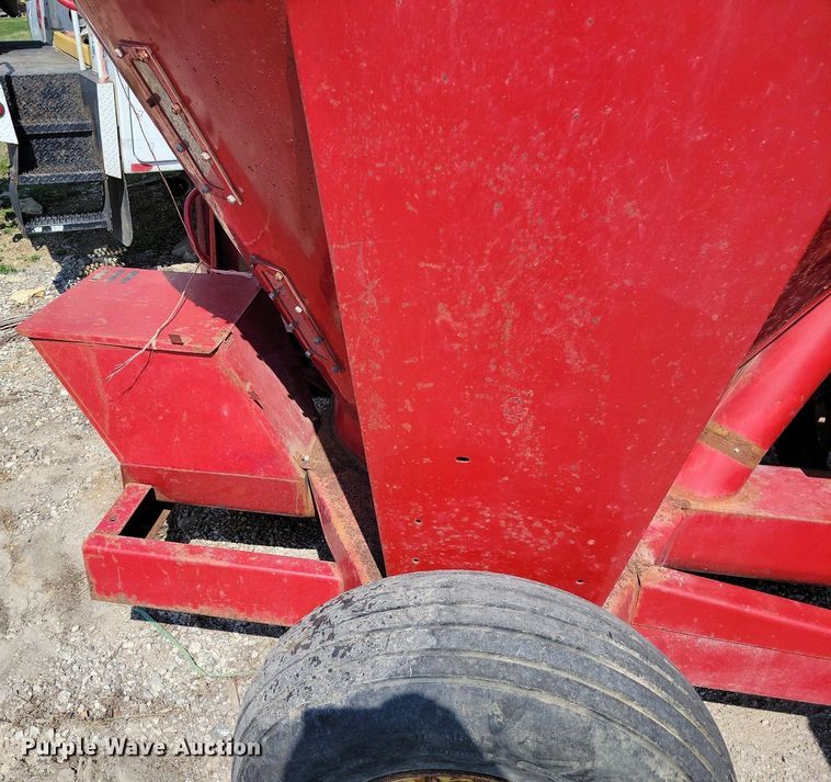 image for item MQ9698 New Holland 357 feed grinder/mixer