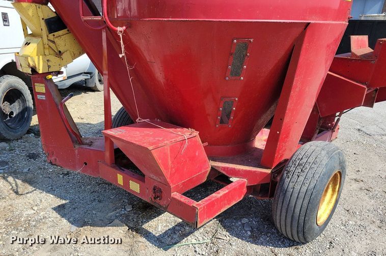 image for item MQ9698 New Holland 357 feed grinder/mixer