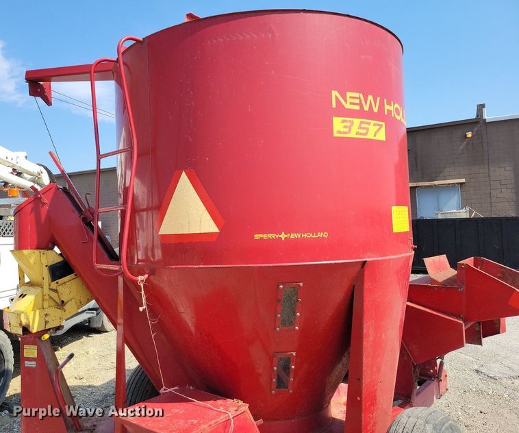 image for item MQ9698 New Holland 357 feed grinder/mixer