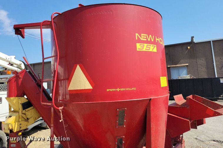 image for item MQ9698 New Holland 357 feed grinder/mixer
