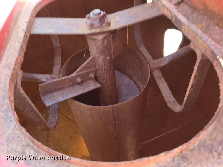 image for item MQ9698 New Holland 357 feed grinder/mixer