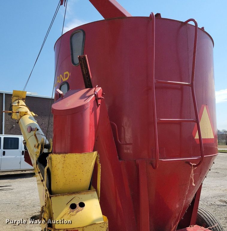 image for item MQ9698 New Holland 357 feed grinder/mixer