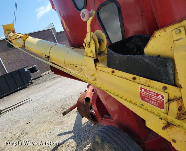 image for item MQ9698 New Holland 357 feed grinder/mixer