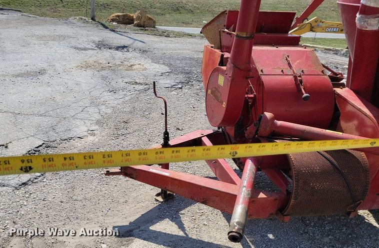 image for item MQ9698 New Holland 357 feed grinder/mixer