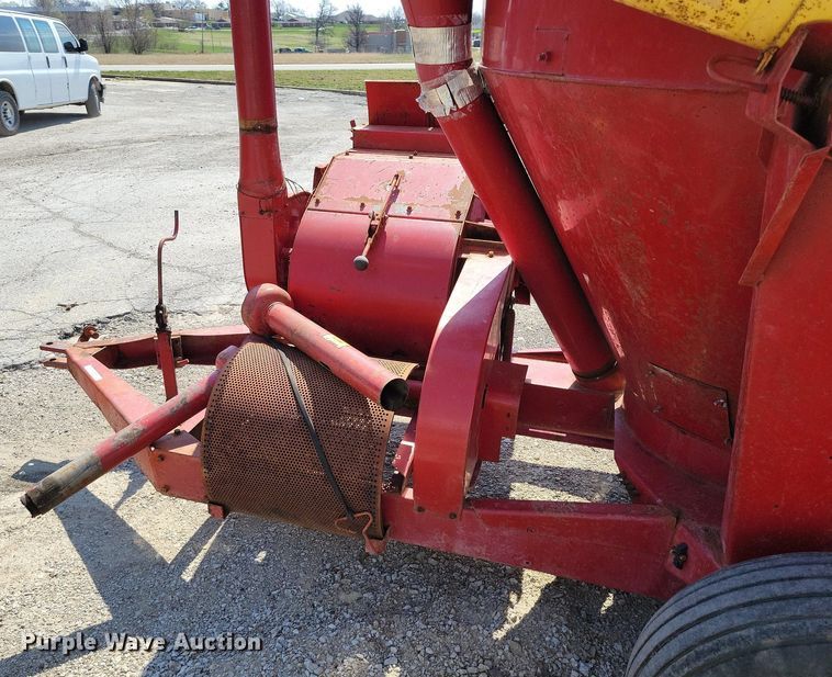 image for item MQ9698 New Holland 357 feed grinder/mixer