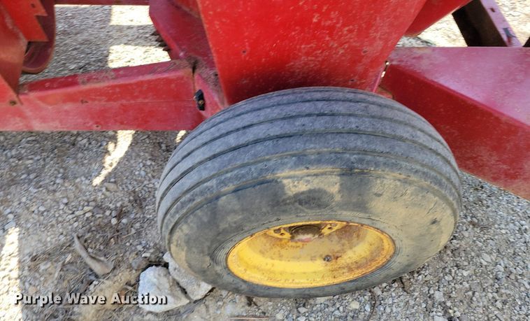 image for item MQ9698 New Holland 357 feed grinder/mixer