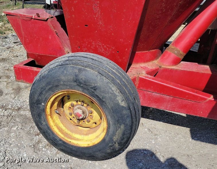 image for item MQ9698 New Holland 357 feed grinder/mixer