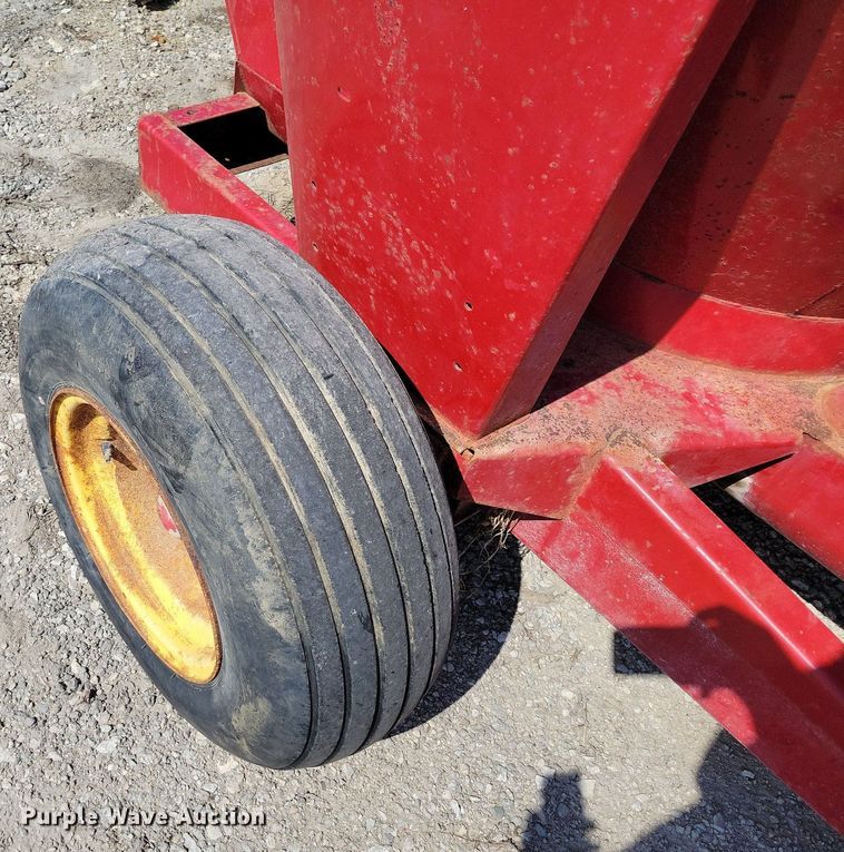 image for item MQ9698 New Holland 357 feed grinder/mixer