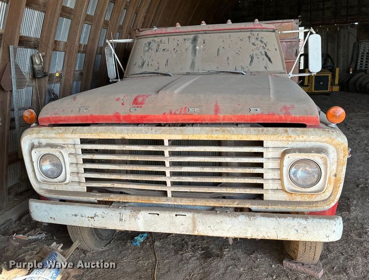 image for item NH9015 1968 Ford 600 dump flatbed truck