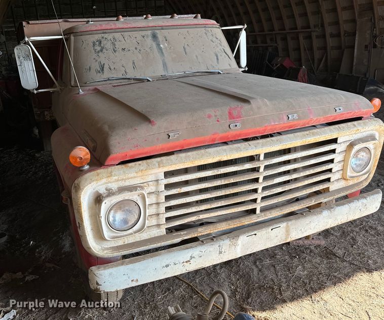 image for item NH9015 1968 Ford 600 dump flatbed truck