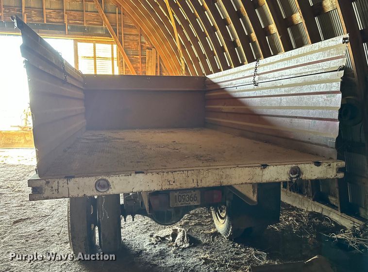 image for item NH9015 1968 Ford 600 dump flatbed truck