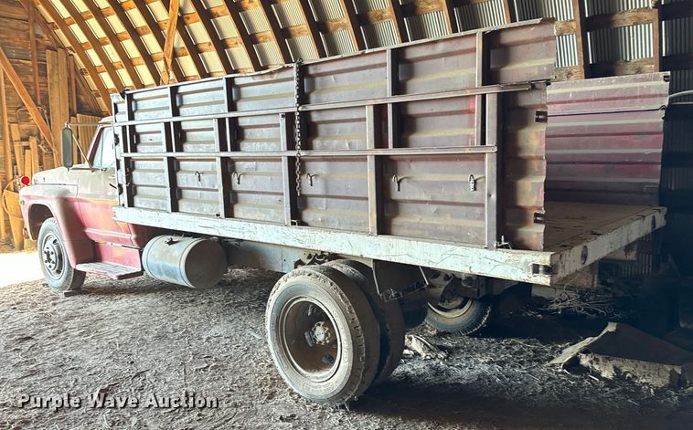 image for item NH9015 1968 Ford 600 dump flatbed truck