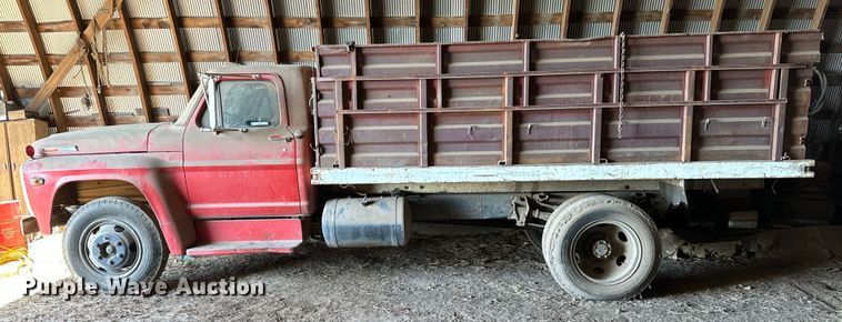 image for item NH9015 1968 Ford 600 dump flatbed truck