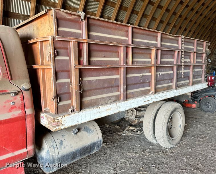 image for item NH9015 1968 Ford 600 dump flatbed truck