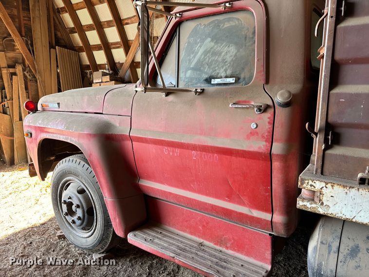 image for item NH9015 1968 Ford 600 dump flatbed truck