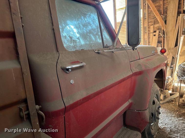 image for item NH9015 1968 Ford 600 dump flatbed truck