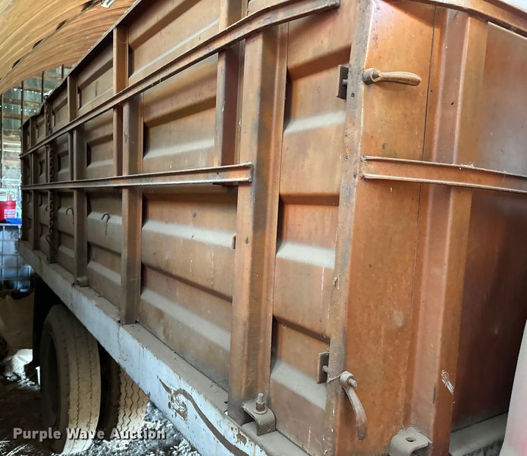 image for item NH9015 1968 Ford 600 dump flatbed truck