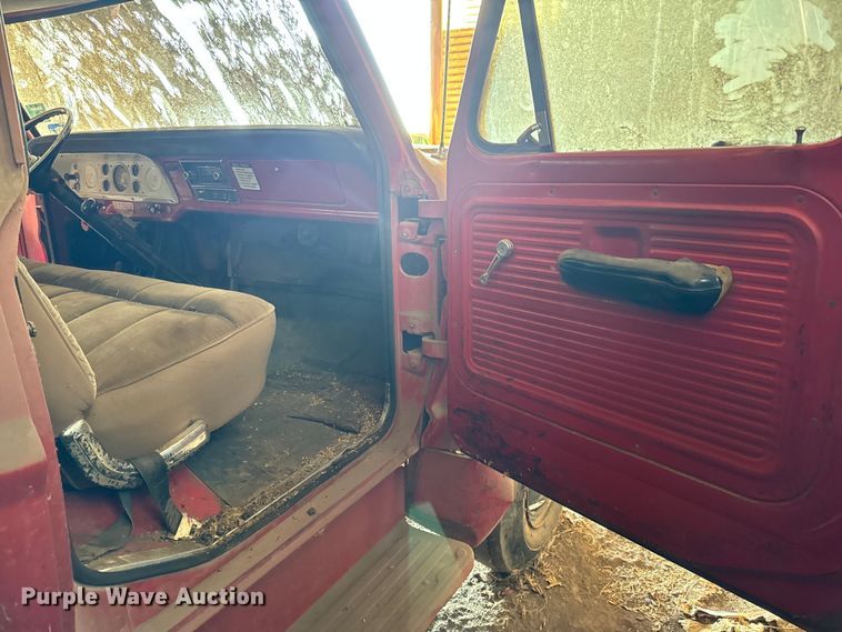 image for item NH9015 1968 Ford 600 dump flatbed truck