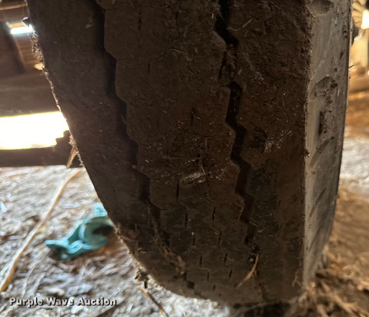 image for item NH9015 1968 Ford 600 dump flatbed truck